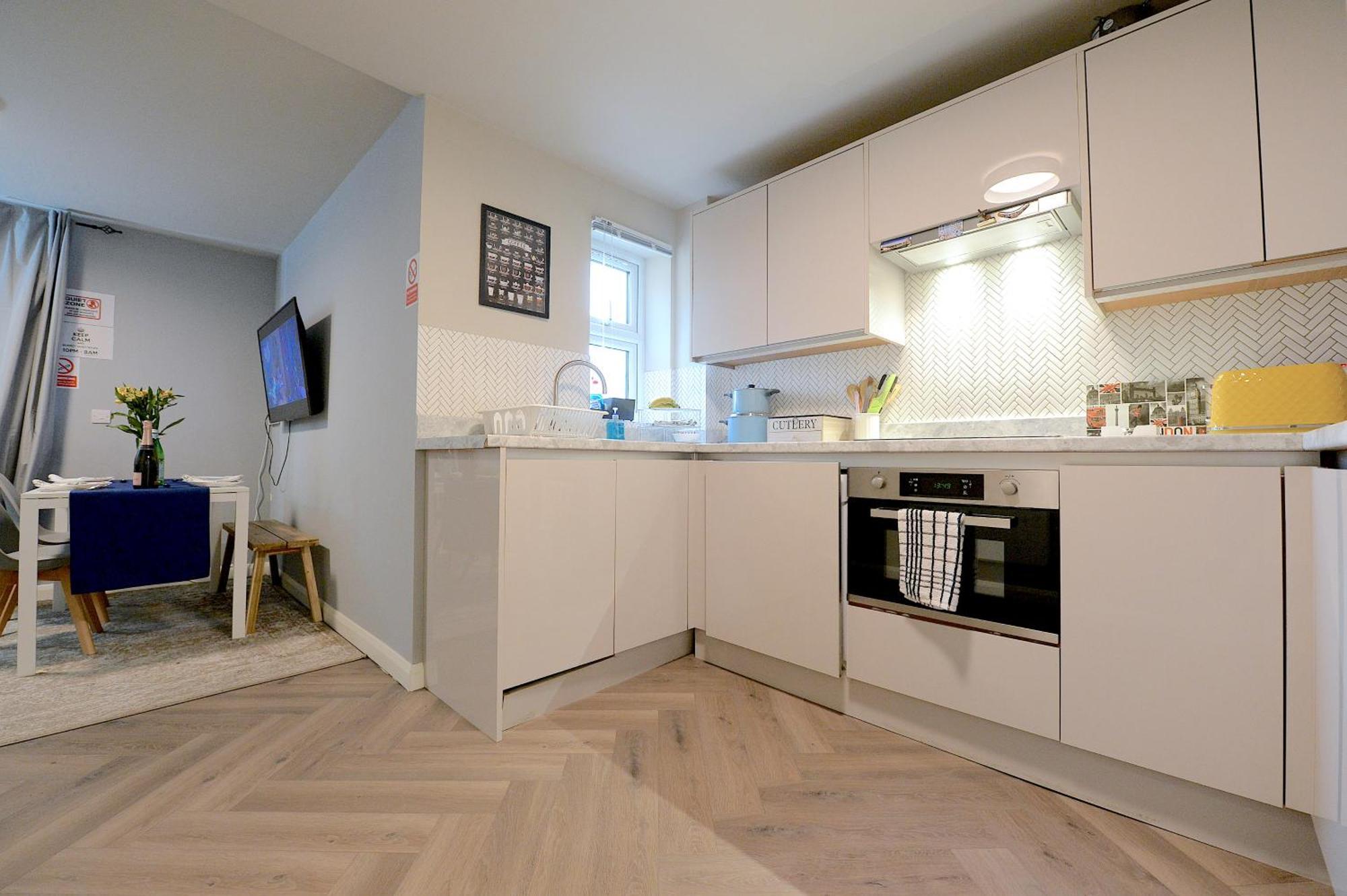 2 Bedroom Flat In Wood Green Piccadilly Line Лондон Екстер'єр фото