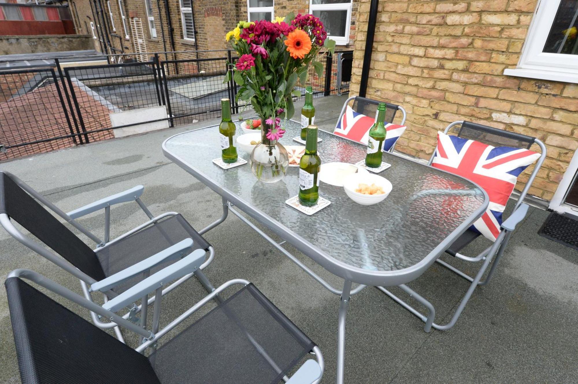 2 Bedroom Flat In Wood Green Piccadilly Line Лондон Екстер'єр фото